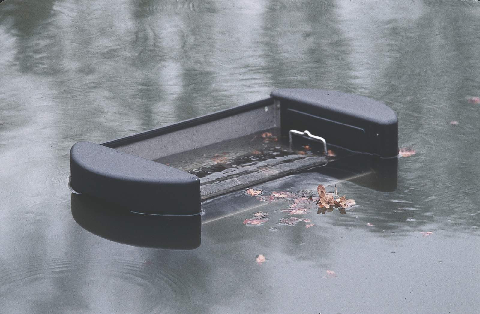 Schwimm Teichskimmer im Wasser