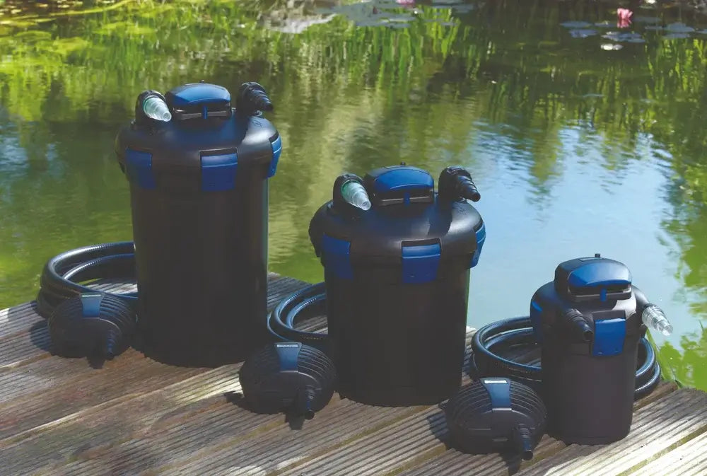 Verschiedene Größen Teichdruckfilter stehen am Teich