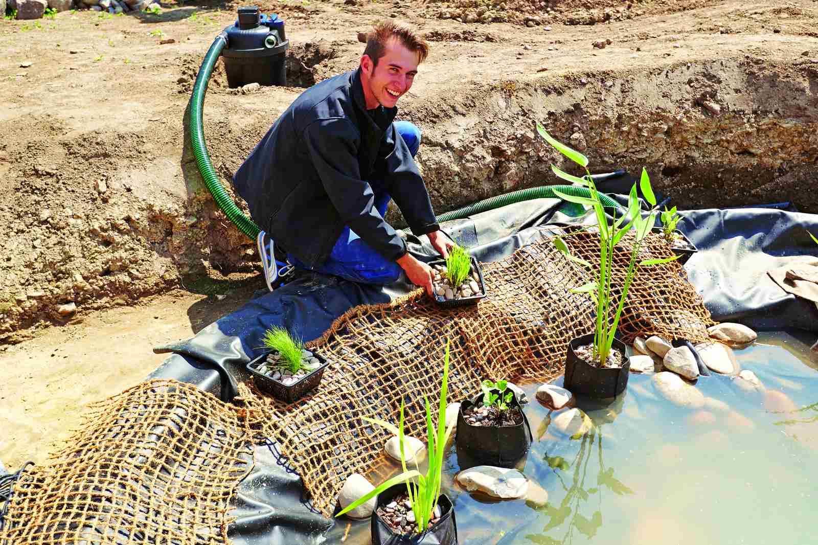 Mehrere Pflanzkörbe im Teich beim einbau